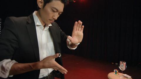 Atsushi Ono - Japanese Magician