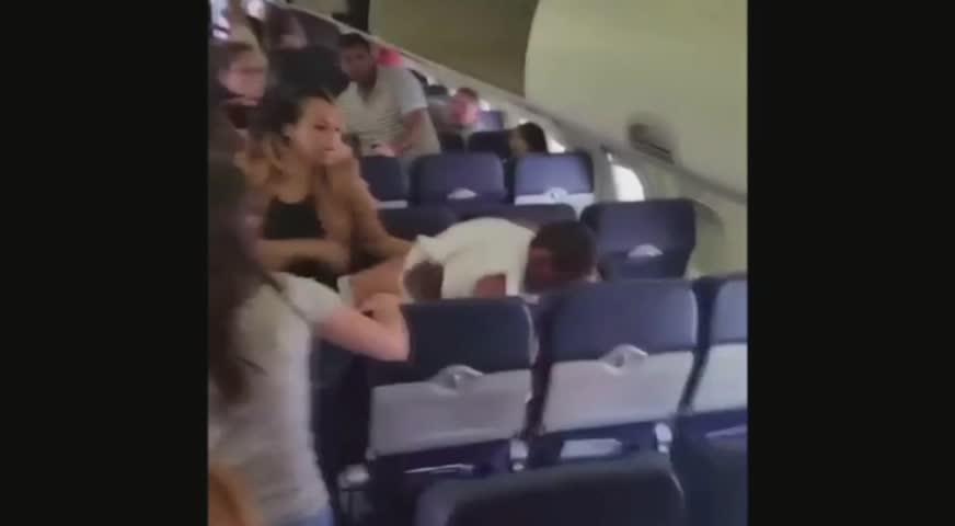 美國西南航空乘客打架視頻 - MAY 11, 2017 (B.C.)