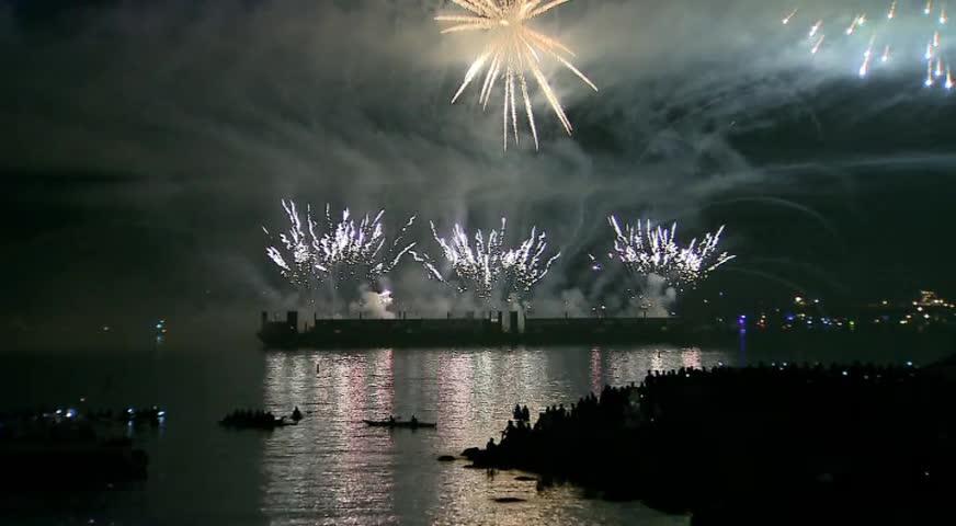 烟火汇演海滩遗留垃圾多-AUG 03, 2017 (BC)