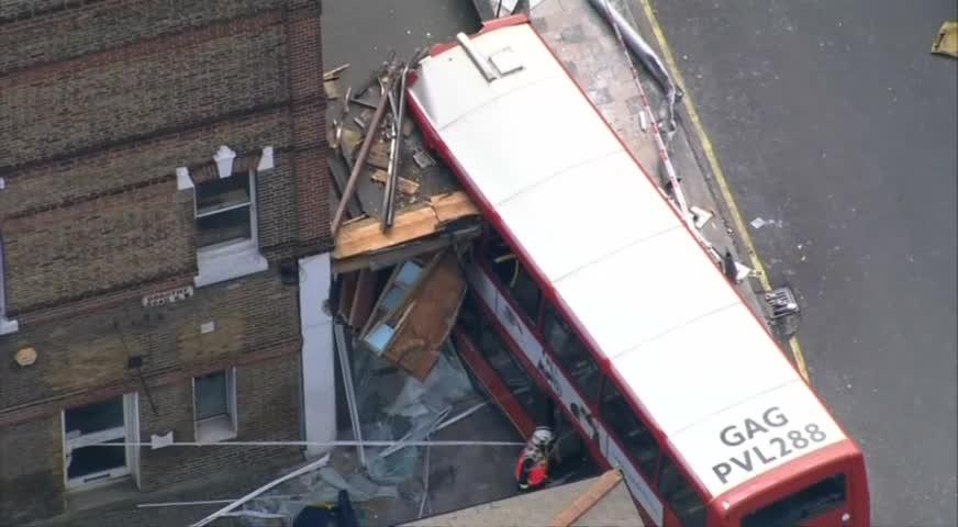 倫敦一輛雙層巴士失控撞向店舖，最少10人受傷，2017AUG10(BC)