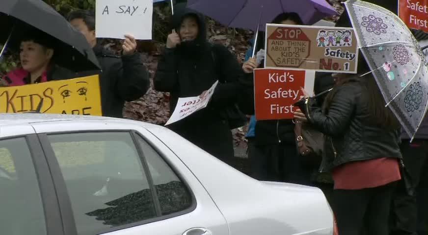 近百民众市府外抗议，不满温市政府在马宝区建组建屋-NOV 21, 2017 (BC)