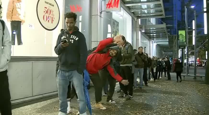 IPHONE X开始贩售，民众连夜排队-NOV 03, 2017 (BC)