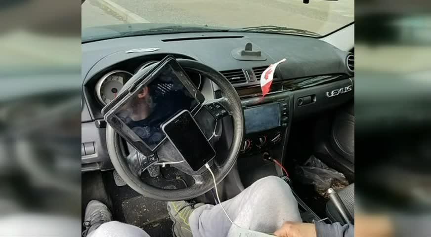 男子开车玩平板电脑，遭罚款-NOV 14, 2017 (BC)