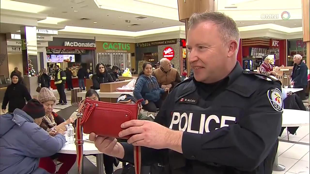 警方在商場提醒市民慎防扒手- Dec 15 2017 (ON)