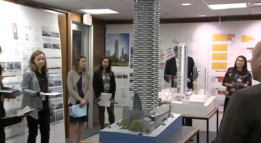 教堂旁新建高楼，有居民忧生活环境受影响-NOV 28, 2017 (BC)