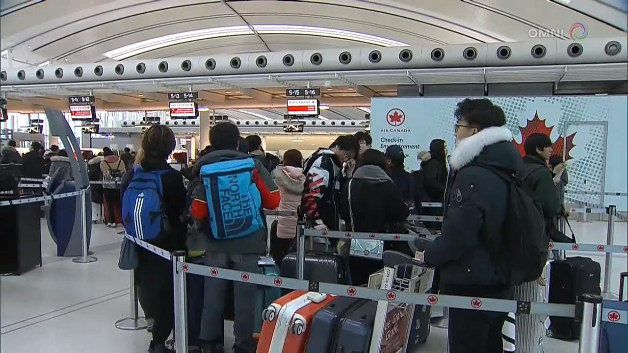 聖誕新年假期機場人頭湧湧- Dec 21 , 2017 (ON)