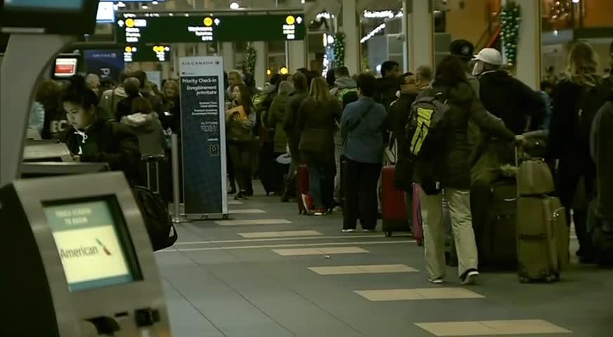 受雪天影响，不少乘客因航班延误滞留-DEC 20, 2017 (BC)