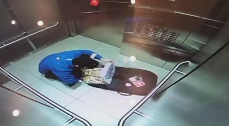 PIZZA送货员偷吃客人订餐被发现-JAN 24, 2018 (BC)