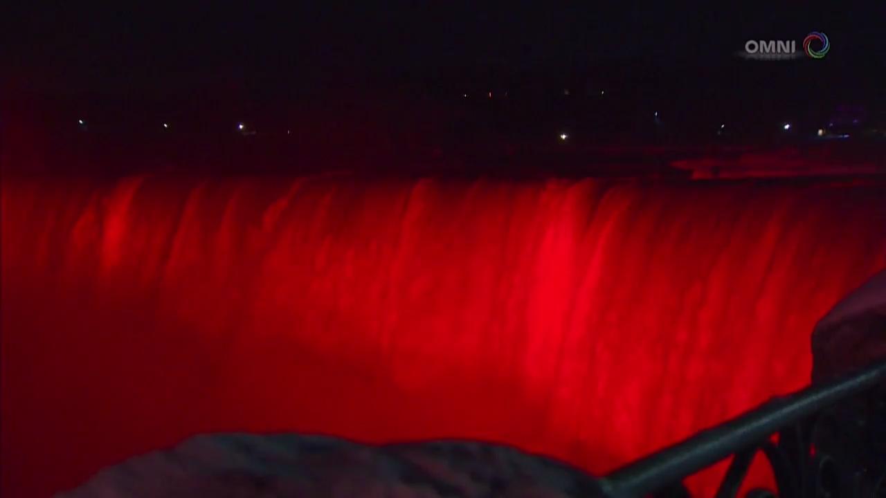 尼亚加拉瀑布亮起中國紅灯光 – Feb 09, 2018 (ON)