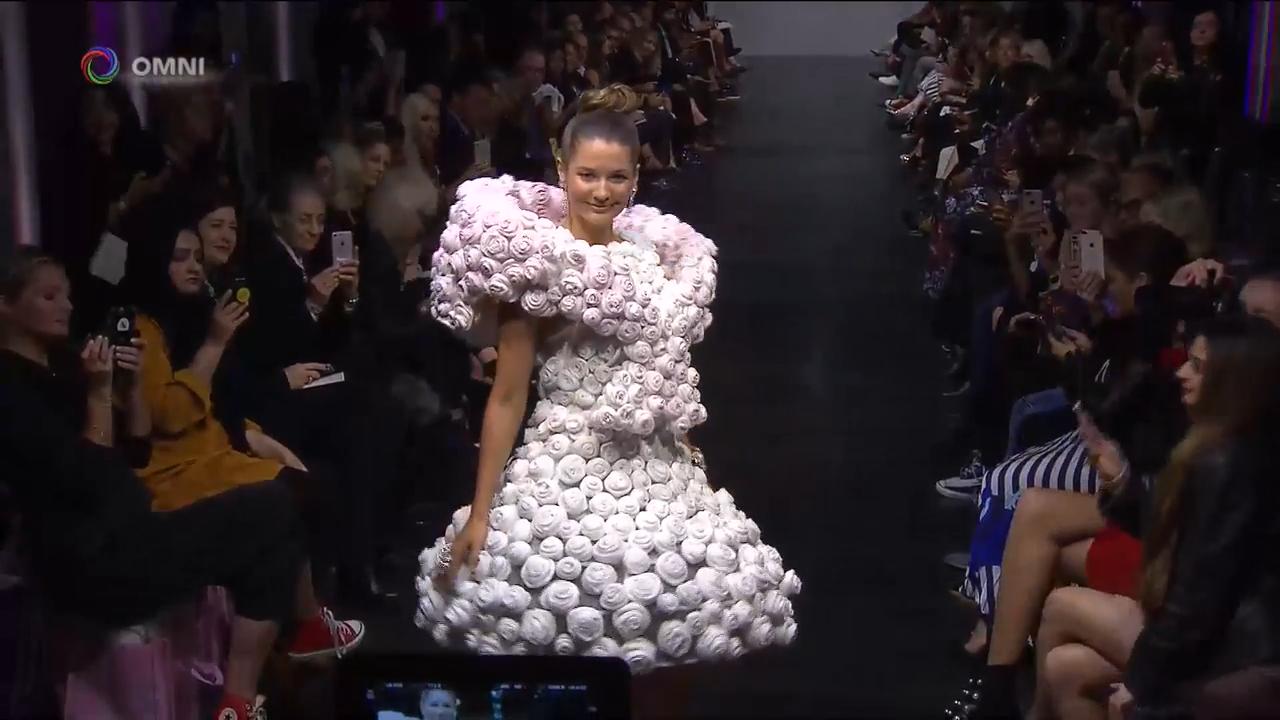 用廁紙作為材料的婚紗展 -- Sep 25, 2018 (ON)