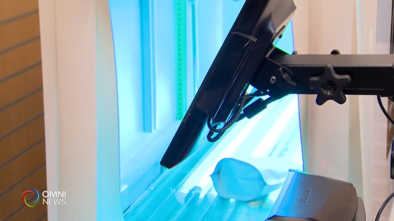 超市使用紫外線機器為顧客食品消毒 -- May 25, 2020 (ON)