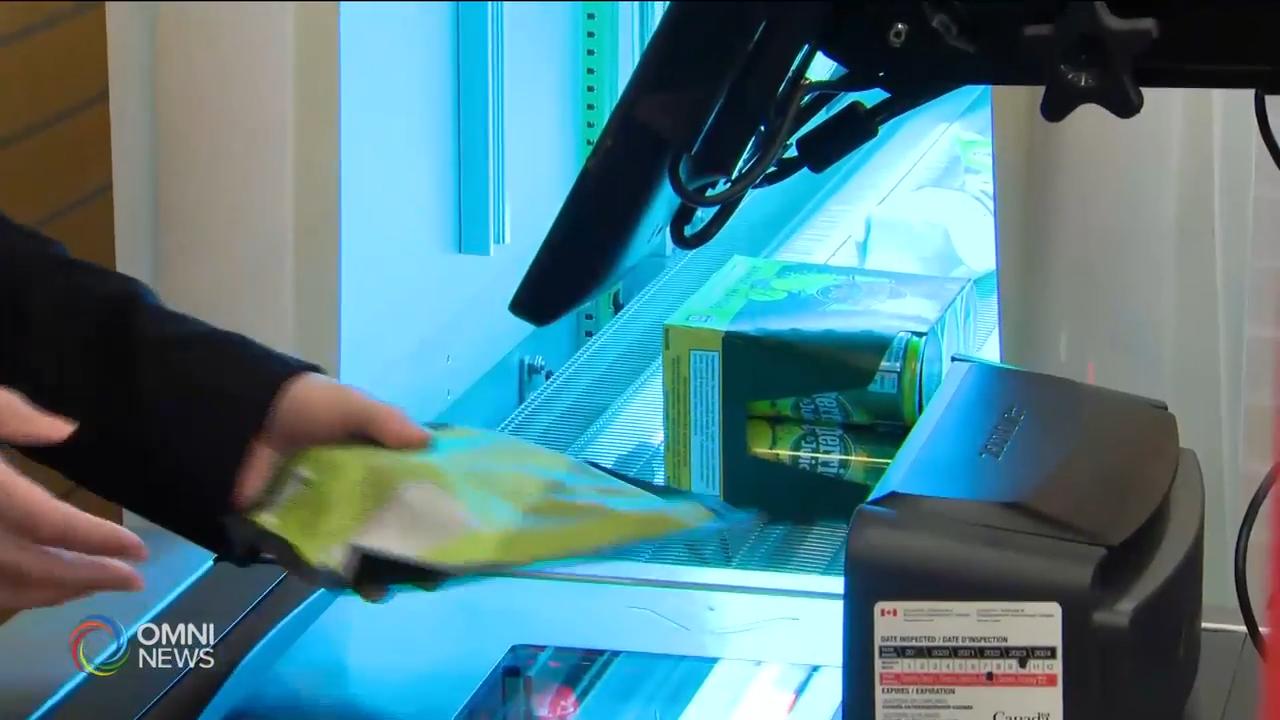 多伦多一家超市用紫外线消毒商品 － May 25, 2020