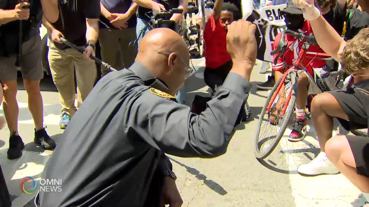 遊行期間警察總長單膝下跪以示體諒 -- Jun 05, 2020 (ON)