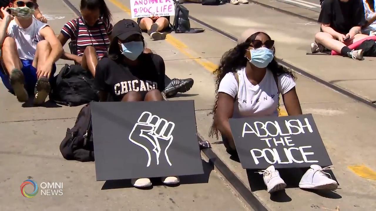 警察總部前被塗上退回警隊經費字句 -- Jun 19, 2020 (ON)