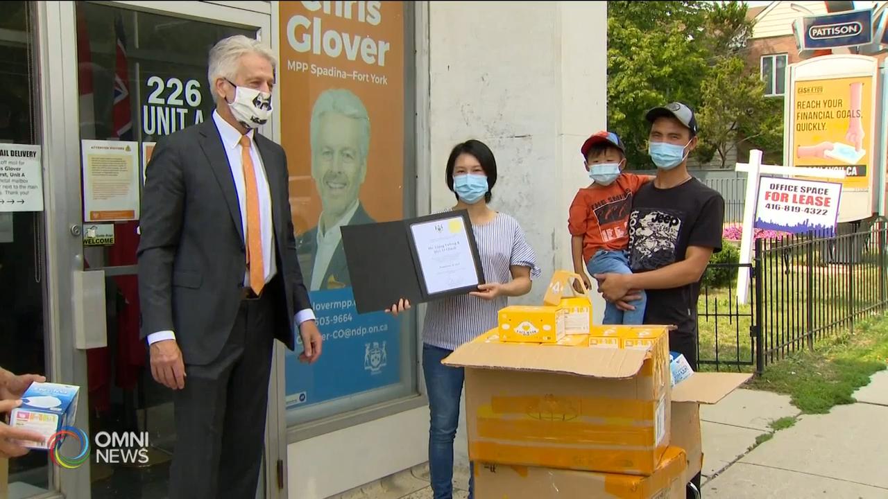 华裔居民捐口罩给多伦多中区唐人街长者与学童 － Aug 27, 2020