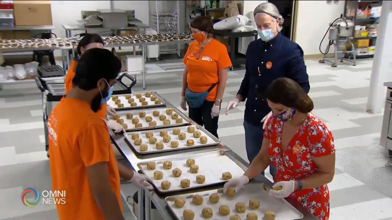 義工烘焙二千多份點心答謝醫護人員 -- Aug 14, 2020 (ON)