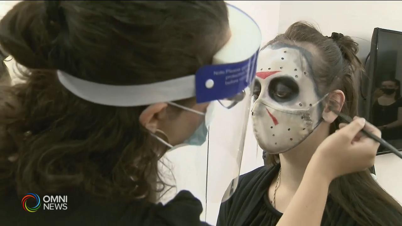 口罩也可和萬聖節化妝相結合 -- Oct 30, 2020 (ON)