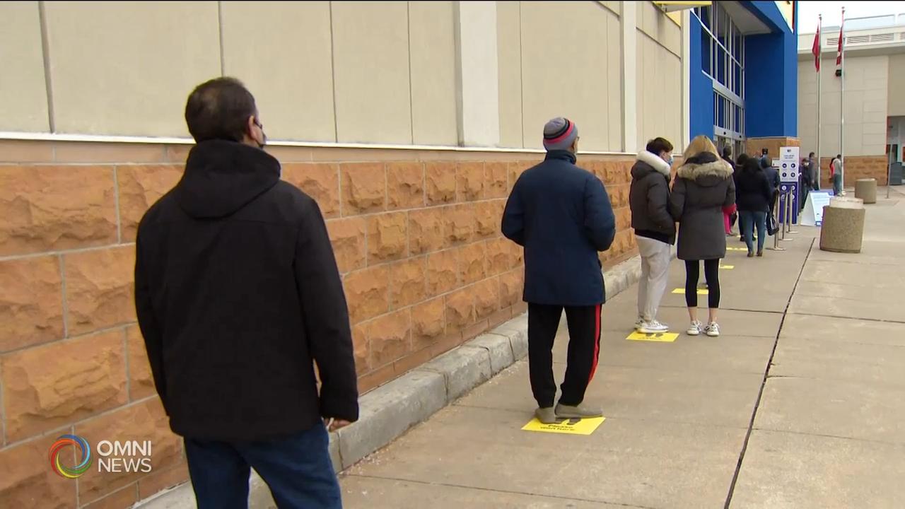 黑色星期五 民众依旧排队购物 -- Nov 27, 2020 (ON)