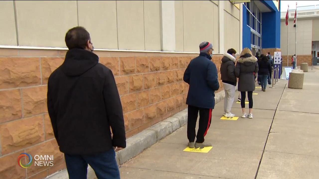 黑色星期五 民眾依舊排隊購物  -- Nov 27, 2020 (ON)