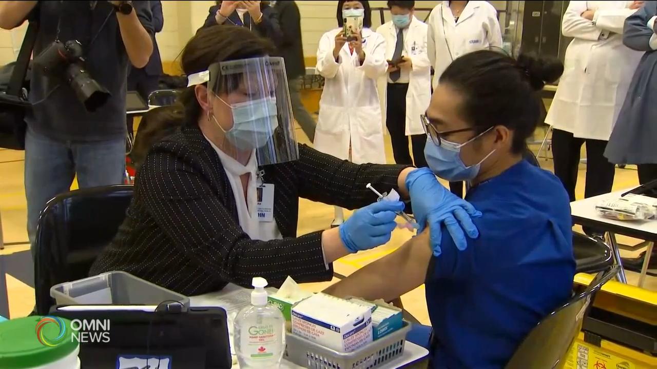 第一线医疗人员开始接种新冠疫苗－ Dec 14, 2020